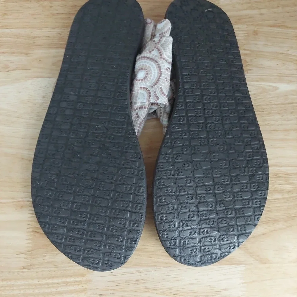 Sanuk yoga mat sling 2 printed Sling back size 8 New Brown Tan Cream Beach